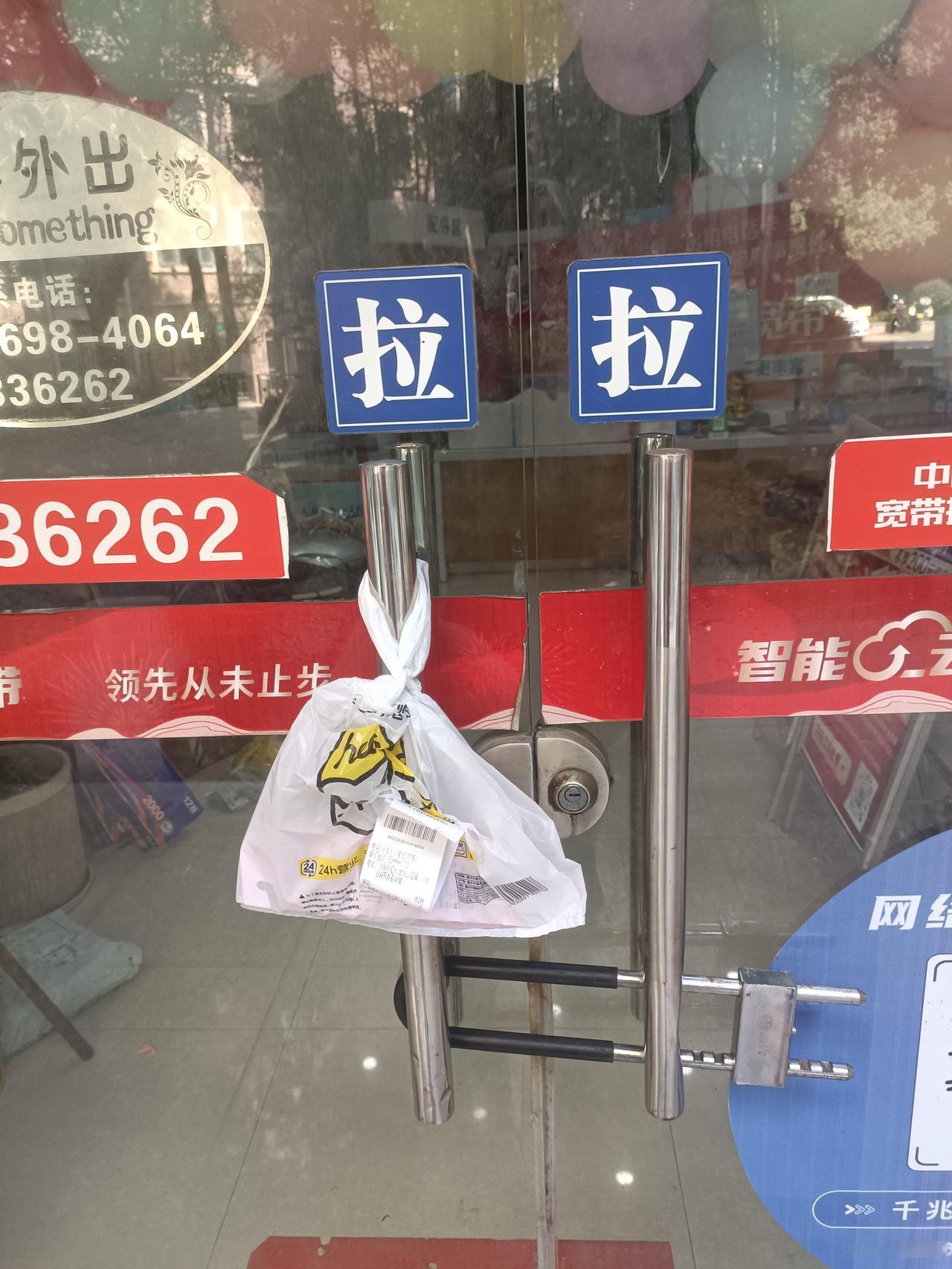 自从跑外卖开始，买瓶矿泉水都要犹豫半天，因为上8楼送一单，才能挣2.8元啊！
跑