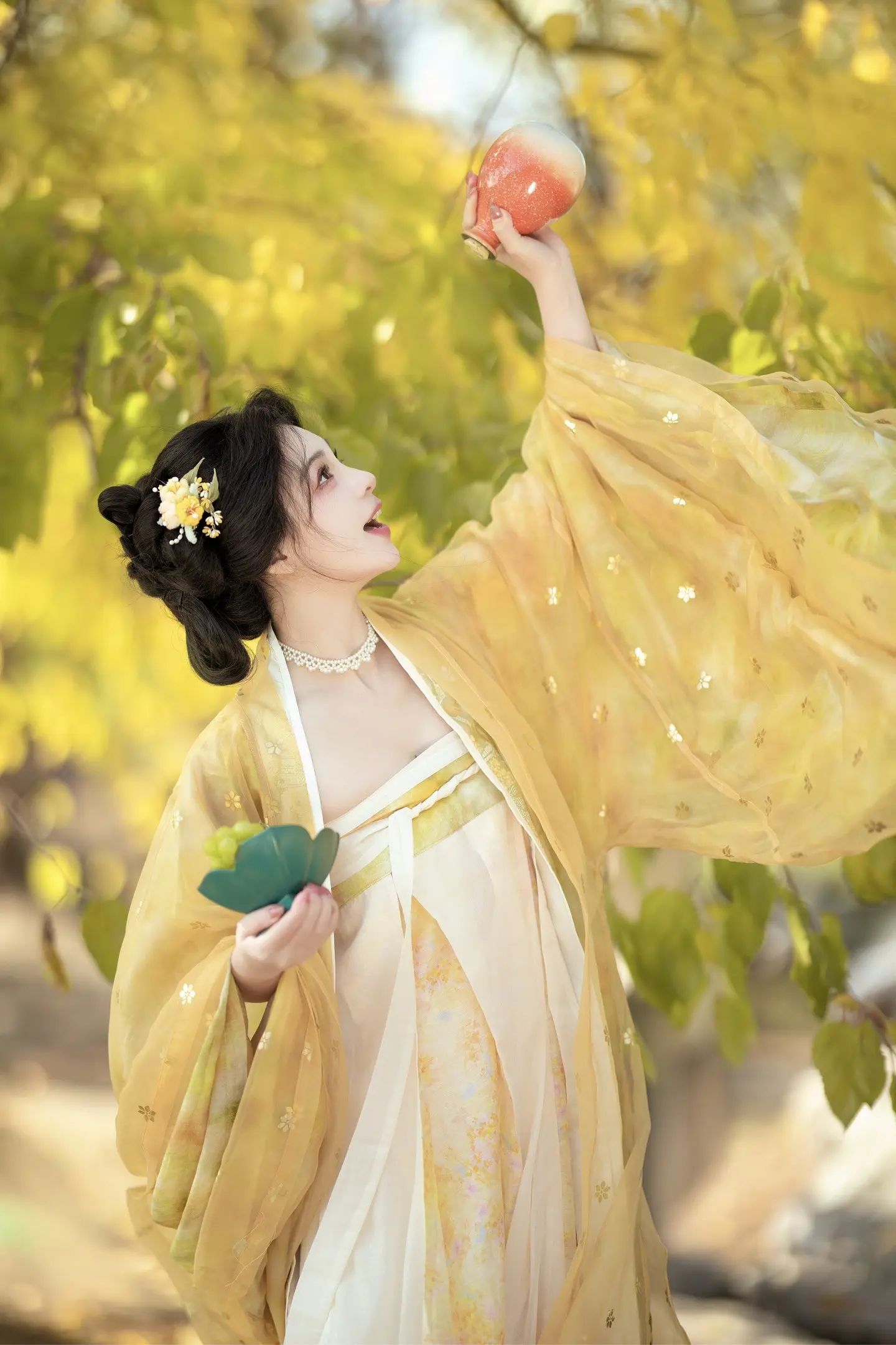 “小仕女活了”。北京入秋啦，前两天的圆明园配上好阳光真好 出镜 汉服 唐风
