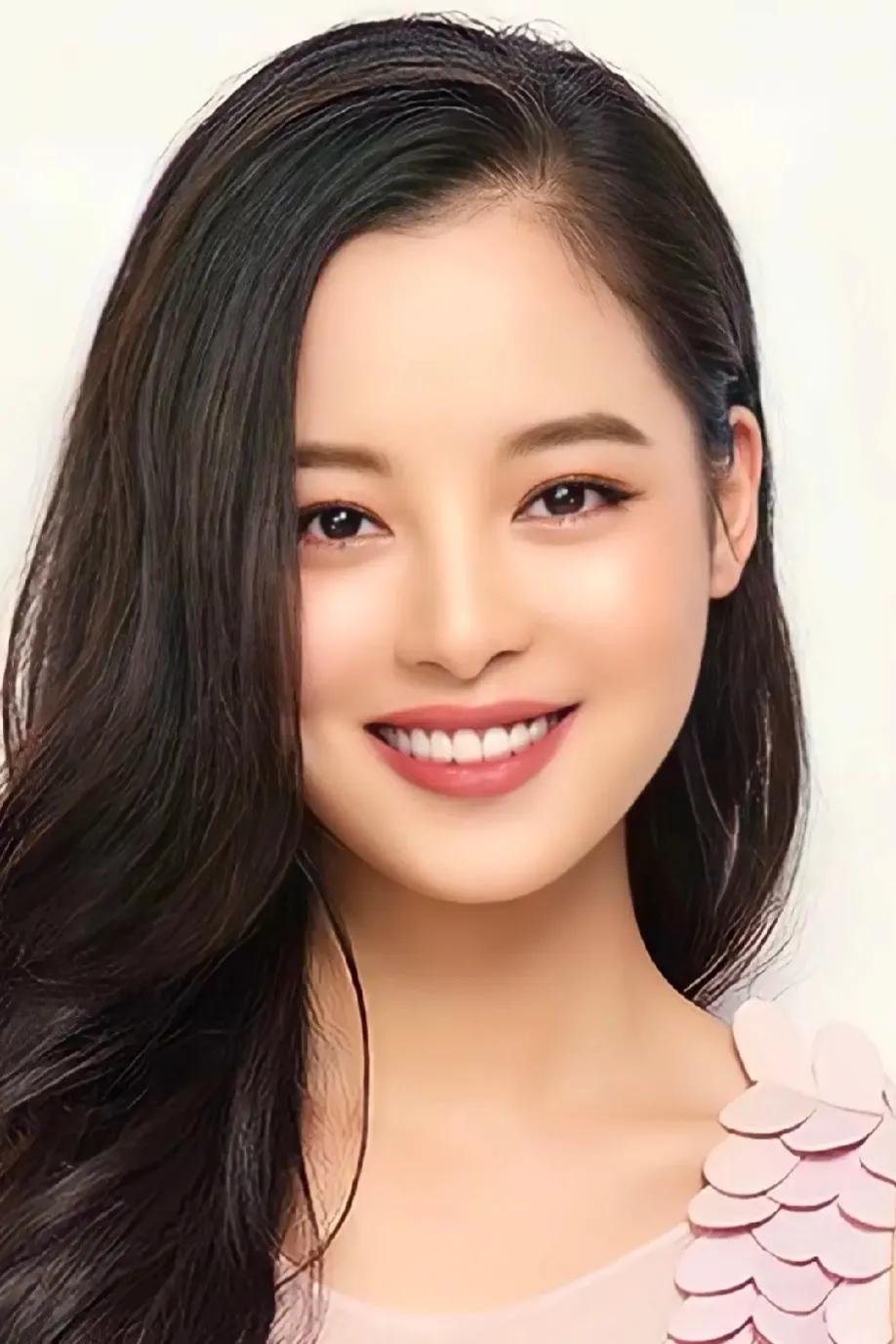辛芷蕾，中国内地一位备受瞩目的女演员，以其出色的表演才华和独特的魅力在演艺圈中独