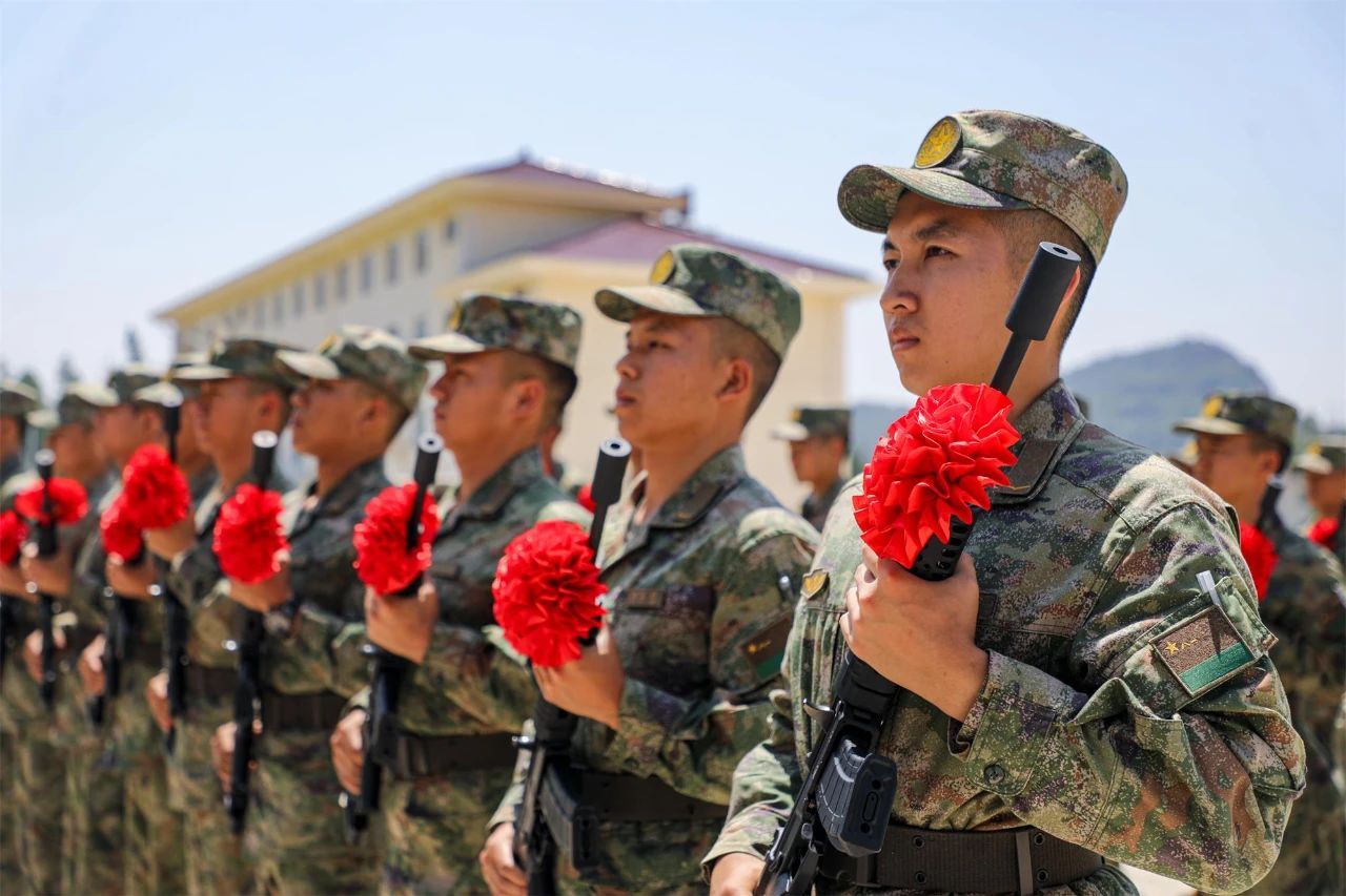 第72集团军2025年春季入伍新兵下连授枪（光荣e家）烽火问鼎计划 ​​​