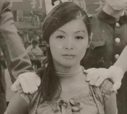 1983年，年仅25岁的“女流氓”翟曼霞被带到了刑场，而当法警举起步枪准备开枪之