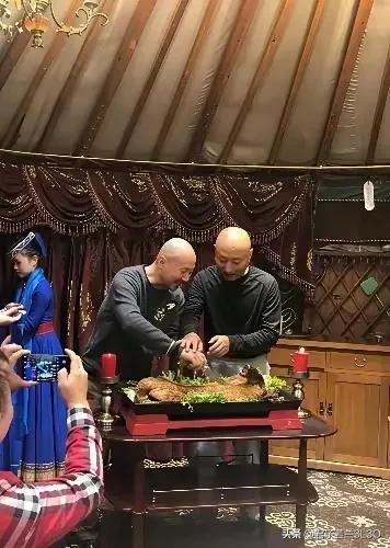 双胞胎一般的两个明星，看得出来是谁吗？