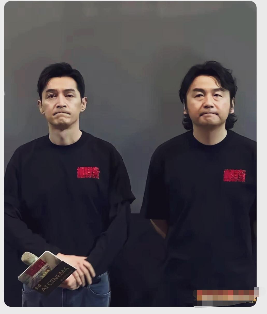 胡歌，雷佳音二身穿电影《抓特务》统一宣传黑体恤，不敢说话，不敢喘气，统一蔫巴脸。