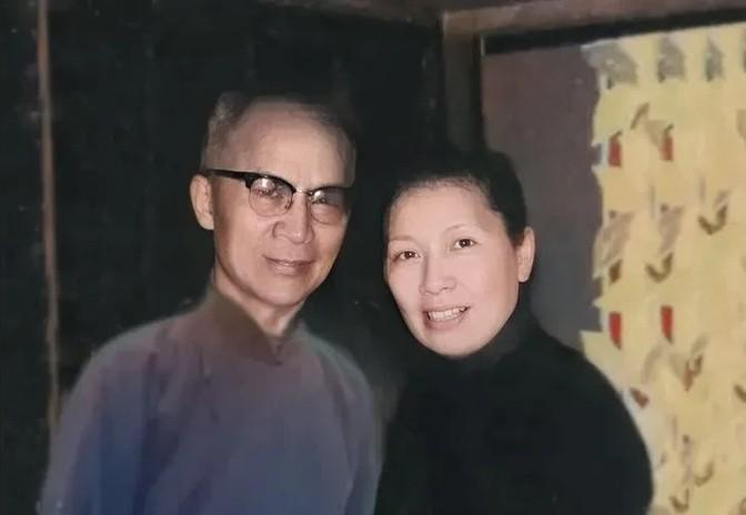 1954年，“母毒蛇”佘爱珍50岁时，嫁给了49岁的胡兰成，她成了他最后的女人，