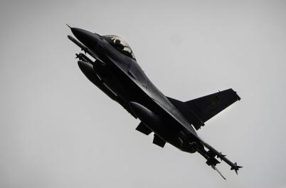 乌军再一次向世界证明F16战机也不是绝对安全的，在俄罗斯眼里就是活靶子。
 
近