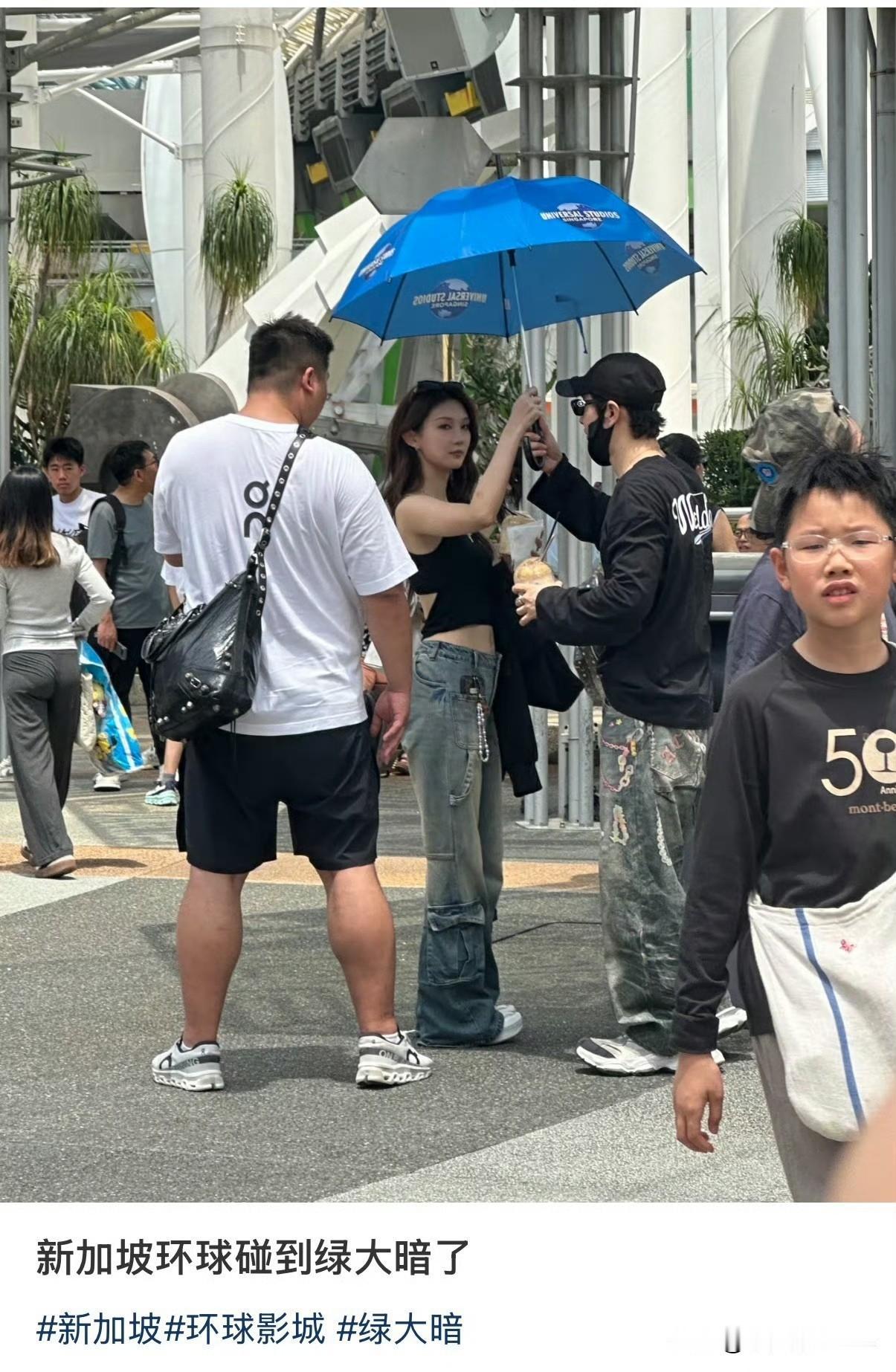 2月25日，有多位网友晒出在新加坡环球影城偶遇黄晓明的画面，但跟他同行的不是父母