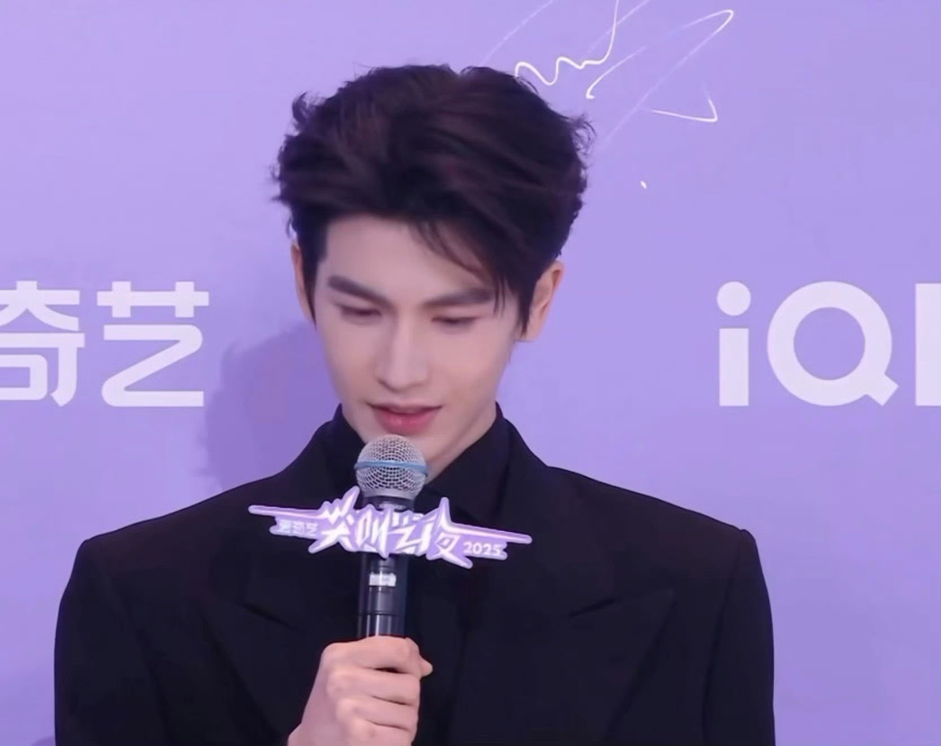 张凌赫叫宝贝！没有保持苹果肌扁平的义务了 