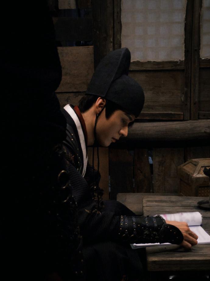 龚俊完成白衣公 卿拍摄工作，发文抒发杀青感慨，孟剑卿九宫格照片同步释出，多角度呈