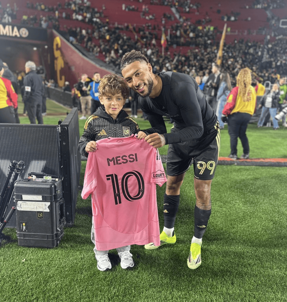 圆梦时刻，对迈阿密赛后布安加为儿子换到了梅西的球衣