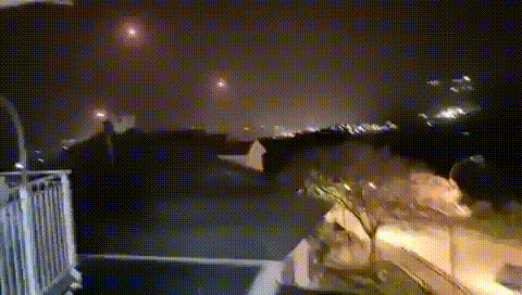 最新消息 🇵🇱🇮🇱：以色列拦截导弹正在空中作战，以拦截来自黎巴嫩飞向以色