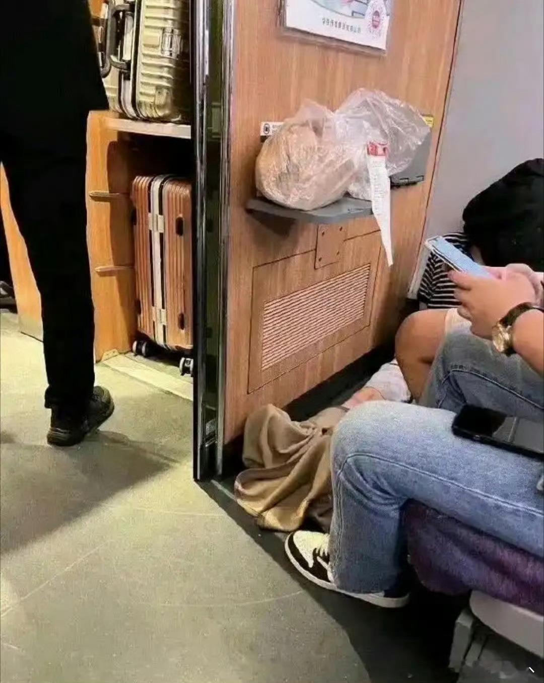 高铁上遇到的，好恐怖，没人管管嘛? 
