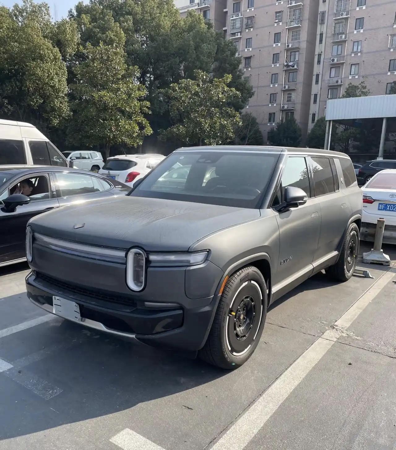 非常稀有的一款电车，美国的电车品
牌rivian， 属于进口车，在国内没有4s店