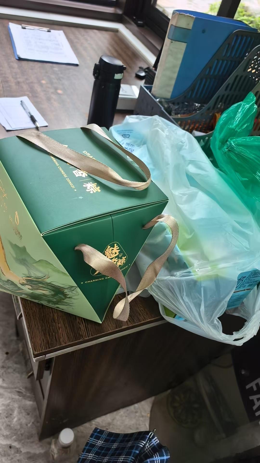 今天同事帮我带回来公司发的端午节礼一盒粽子和一箱牛奶有个班上就是这点好，过年过节