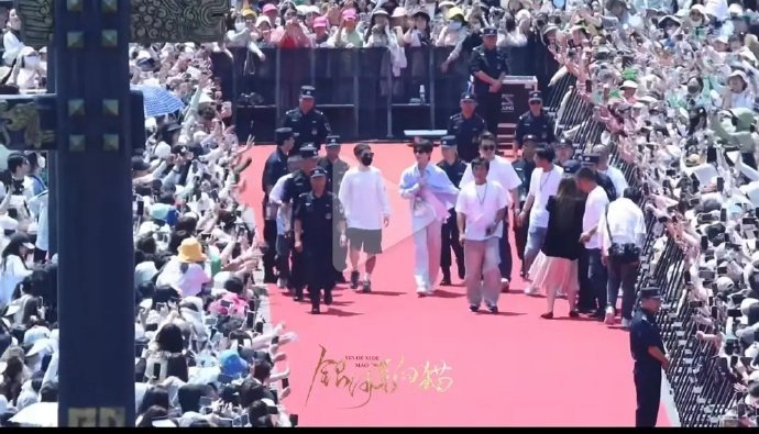 内娱第一次见这么多人的开机，成毅好牛！ ​​​