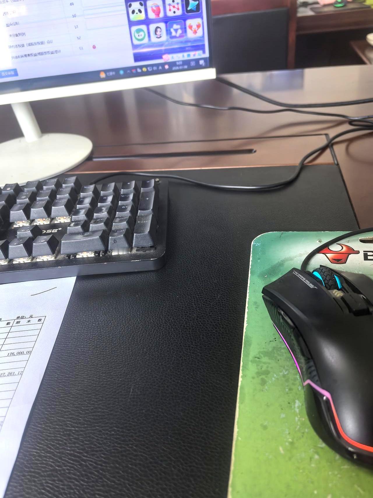 以为兜里有点存款就能躺平，直到茶水间一句闲聊刺过来：人家已经攒到300W。
一家