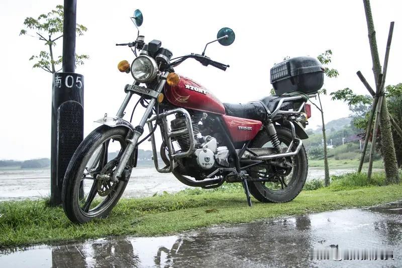 80年代出租车有不少经典车型。“面的”很常见，主要是铃木Carry - ST90