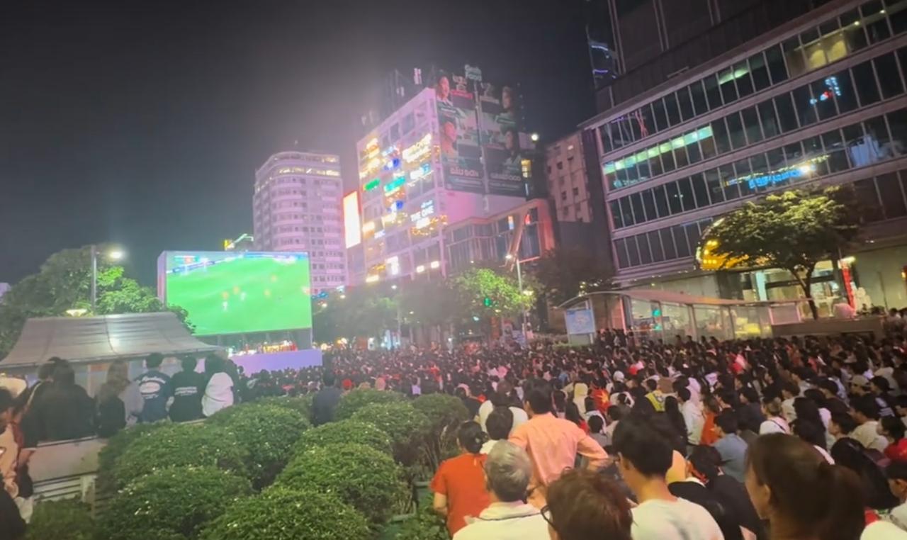 昨晚的胡志明街头，因为一场球赛而变得人头攒动，水泄不通。
这是一场U23亚洲杯决