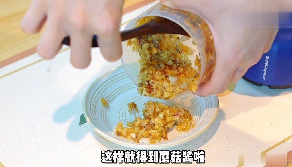 #惠灵顿螺蛳粉牛排#  中西餐的结合也真是太有特色了，把我们的广西的螺蛳粉加上了