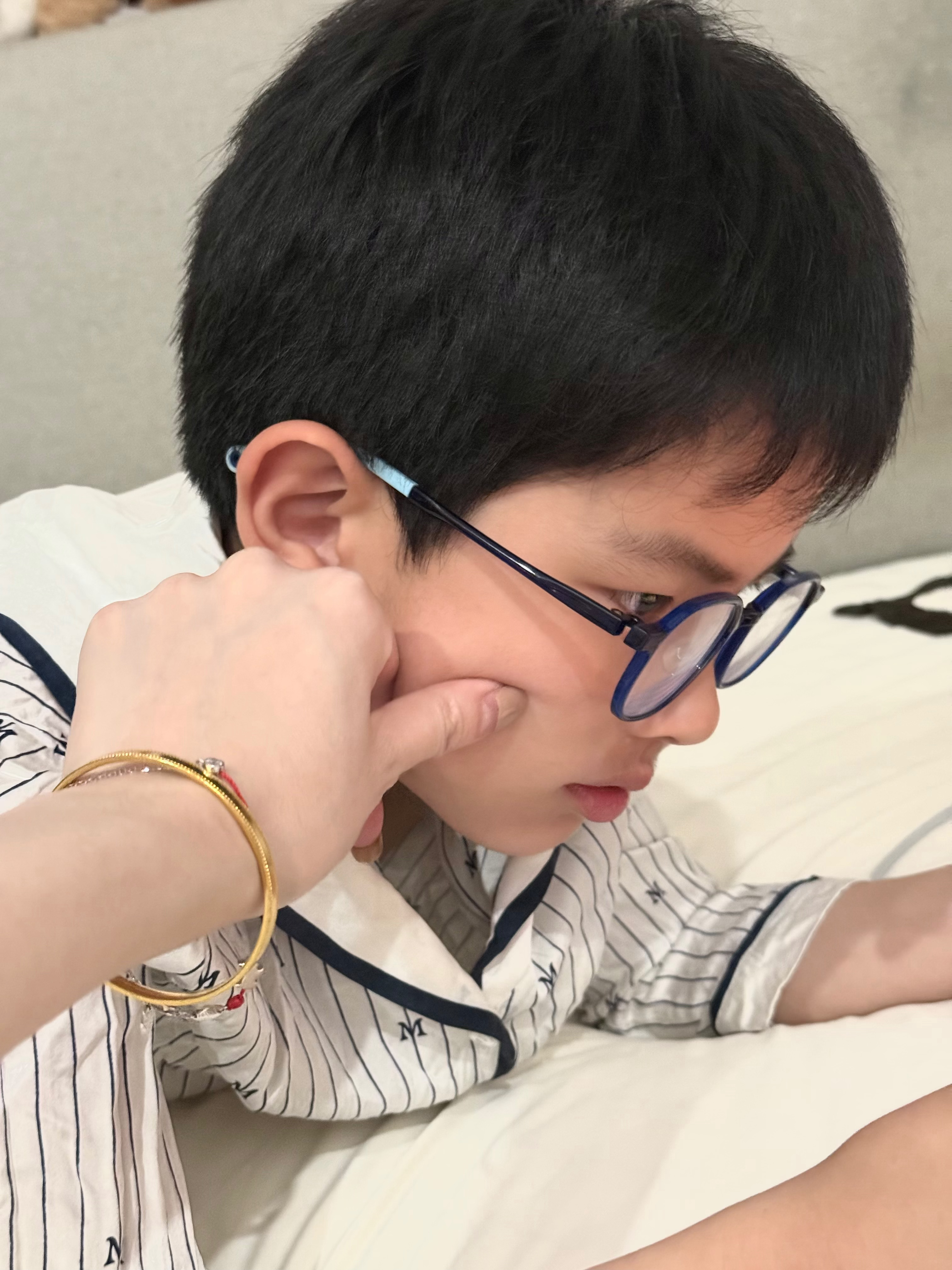 脸鼓起来的时候跟小时候一模一样🫢 ​​​