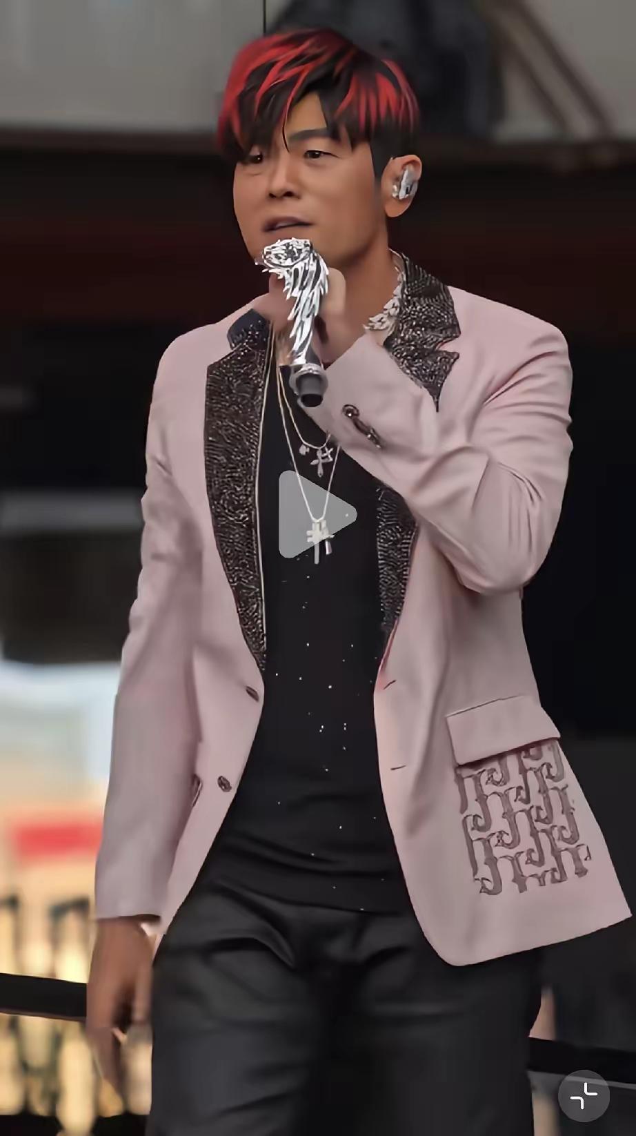 周杰伦可能要“塌房”了！这次演唱会带来了很多危机！

   
 周董的北京演唱会