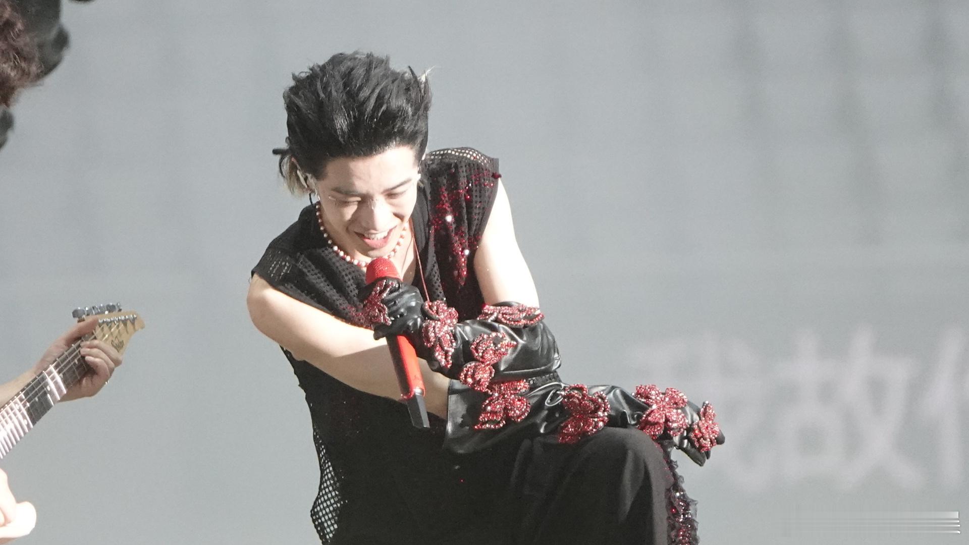 #华晨宇说不要再说我写的歌很难了#华晨宇这一次在演唱会上真的是给很多歌曲进行了改