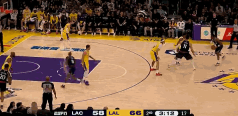 最起码……湖人你可以防不住，但进攻别拉胯，打消耗战就行了。 快船vs湖人