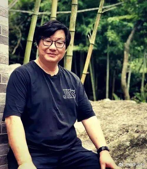 在办公室里散落的一堆杂志里，找到了这篇文章。此文本是读了晓苏老师的短篇小说《泰斗