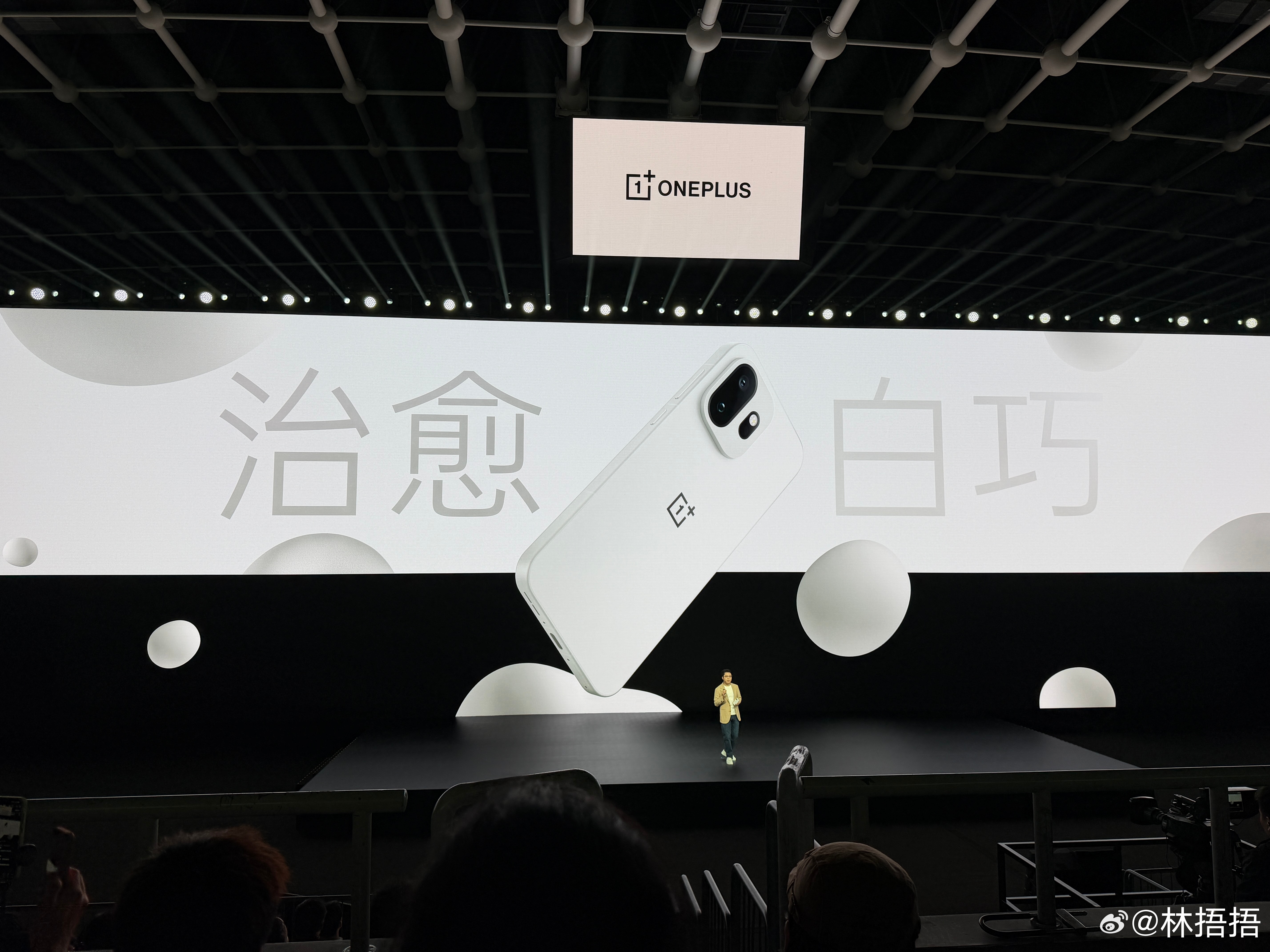 这次一加15T推出三款配色，治愈白巧、纯粹可可和松弛抹茶。治愈白巧采用一加自研微