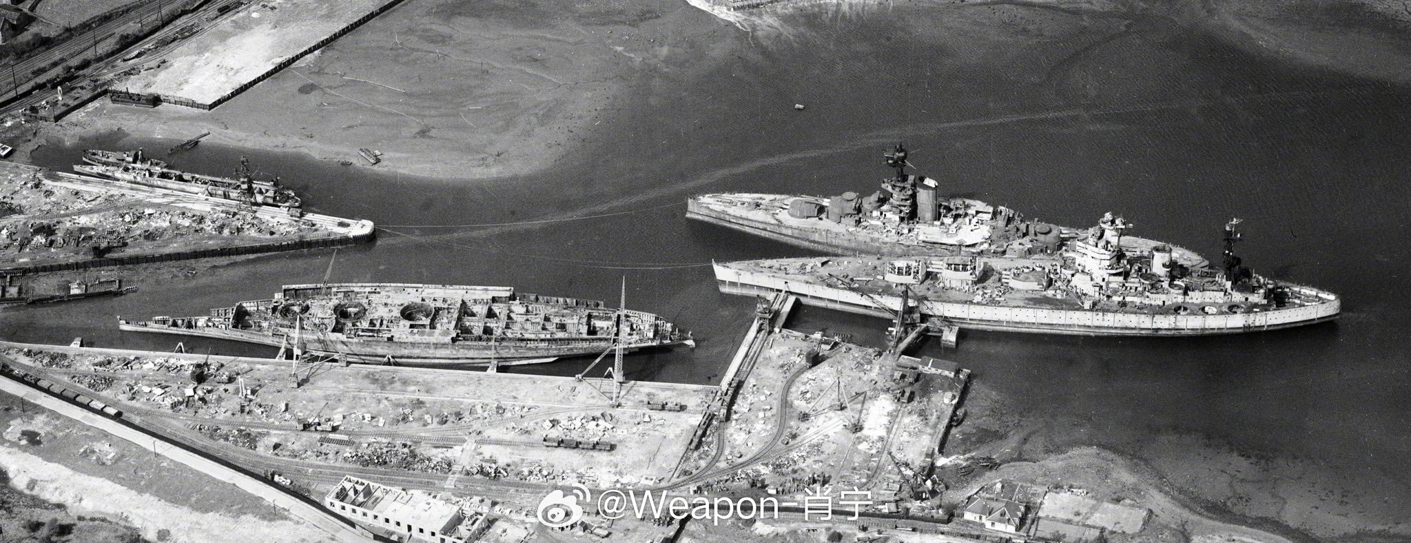 照片中的历史 英国海军“复仇”号、“罗德尼”号和“纳尔逊”号战列舰正在被拆解。 