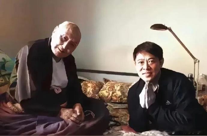 61岁李连杰和63岁利智近照  虽然随着年龄增长了，但是利智依然散发着优雅的气质