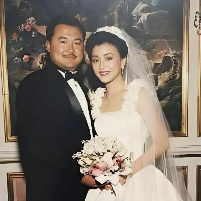 1994年，吴征豪掷 500 万买下了一艘游艇，随后把当时身为有夫之妇的杨澜接到