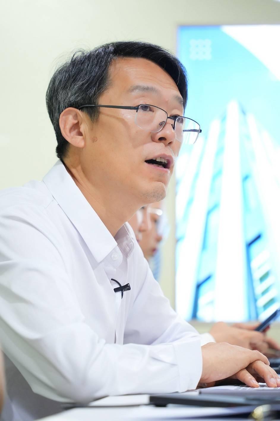 离谱至极！9月15日报道，网红升学博主李泽“985海归教授”人设造假翻车，他站台