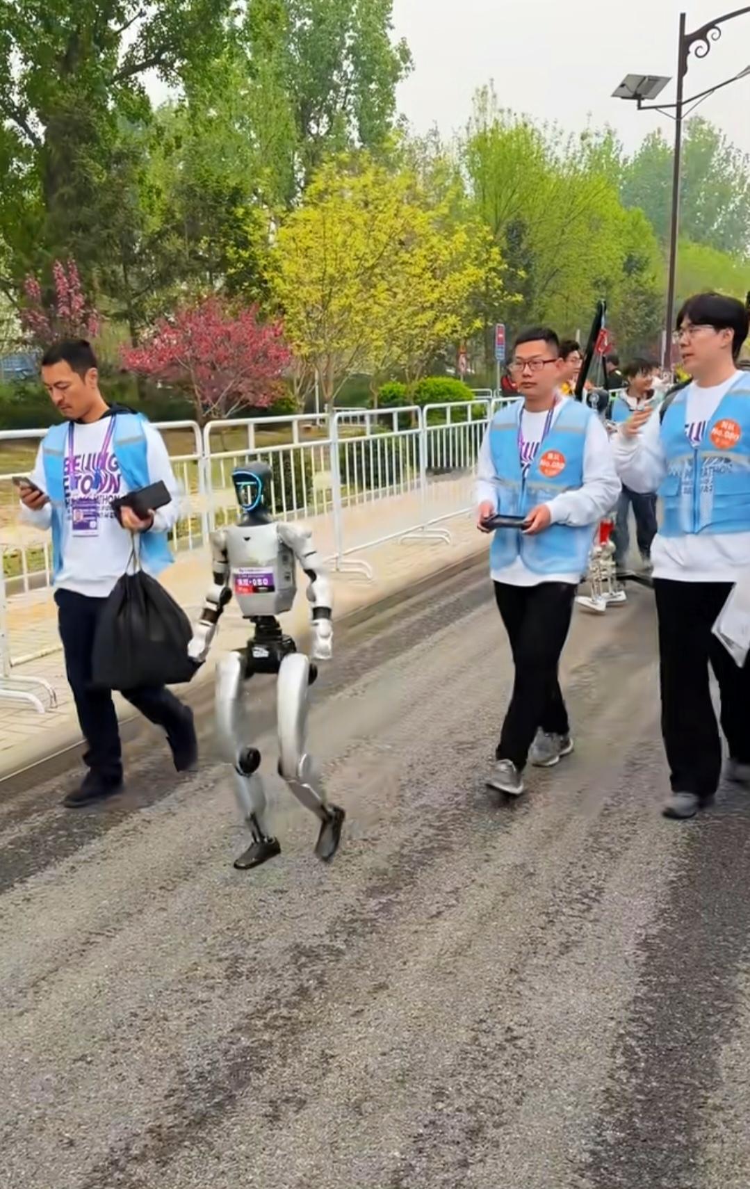 今年的亦庄半程马拉松，有很多机器人
说是全球首创的“人机同场”

那么猜猜看
哪