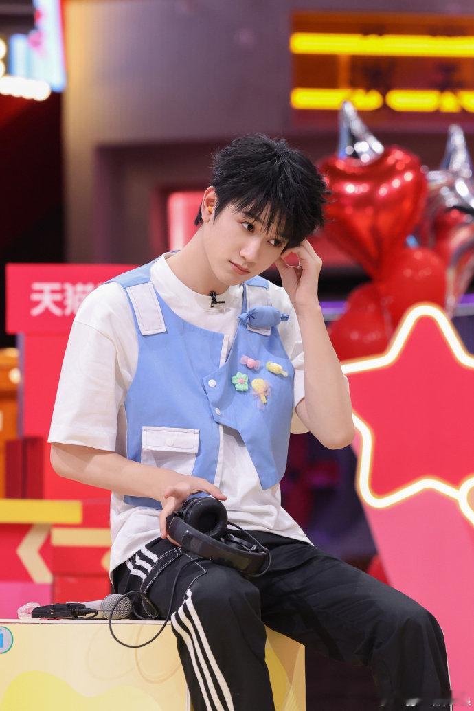 敖子逸 不好意思第一次剧宣笑疯！敖子逸第一次剧宣没经验，罗云熙直接送 “卖身契”