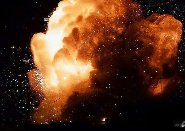 一个随意拿着枪，开着飞机去主权国家委内瑞拉绑架总统，还到处炫耀45分钟搞定了委内