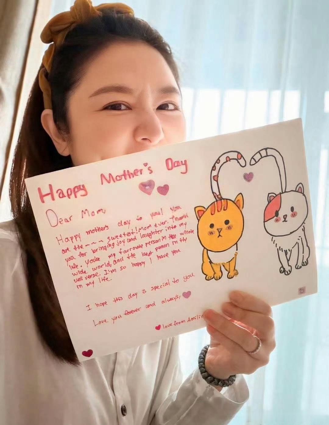 林心如晒9岁女儿母亲节礼物     觉得林心如现在好幸福哦，收到女儿母亲节礼物笑