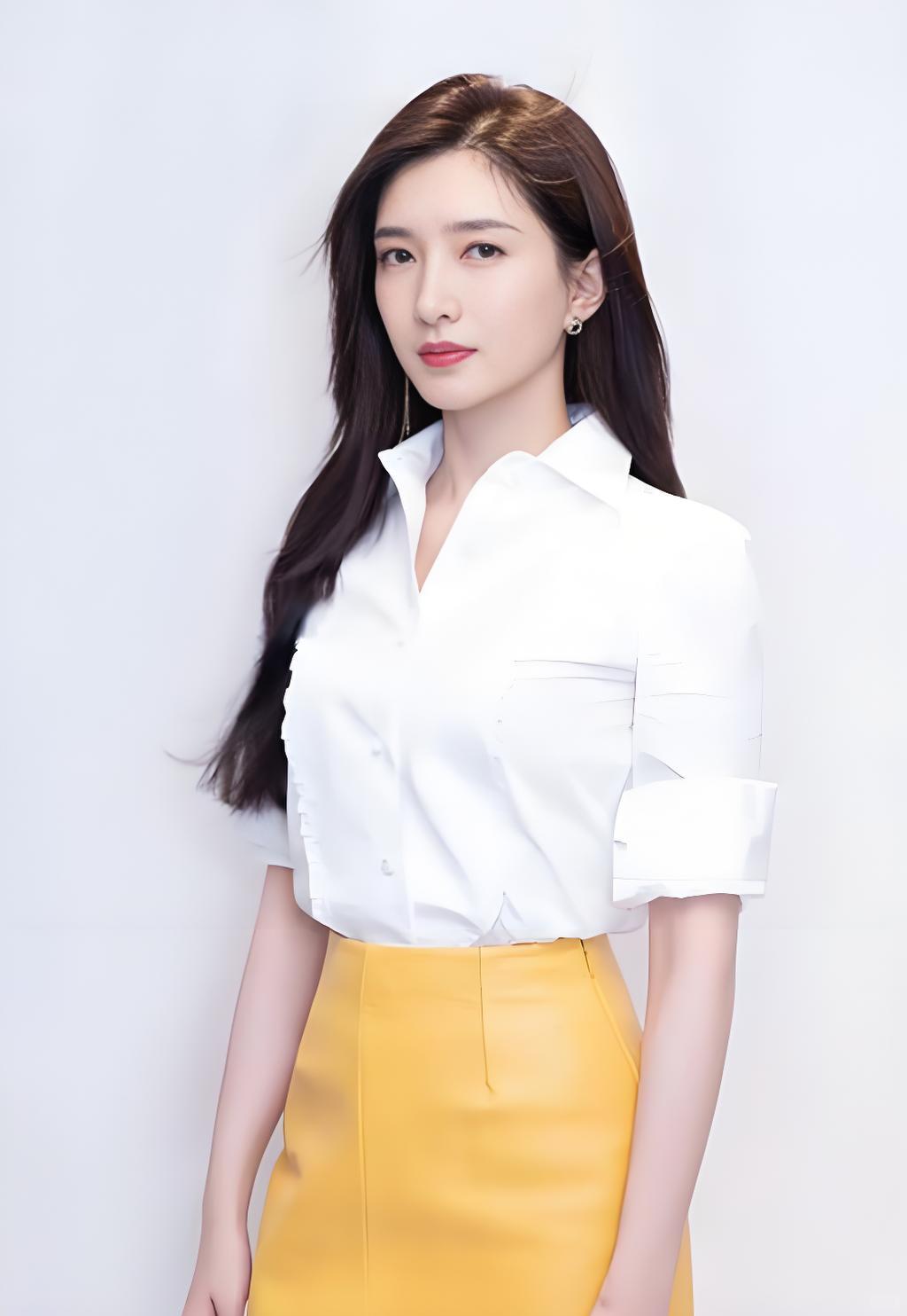 在浮躁的演艺圈，江疏影活得通透松弛，她始终主张好好享受生活里的每一个瞬间。
 