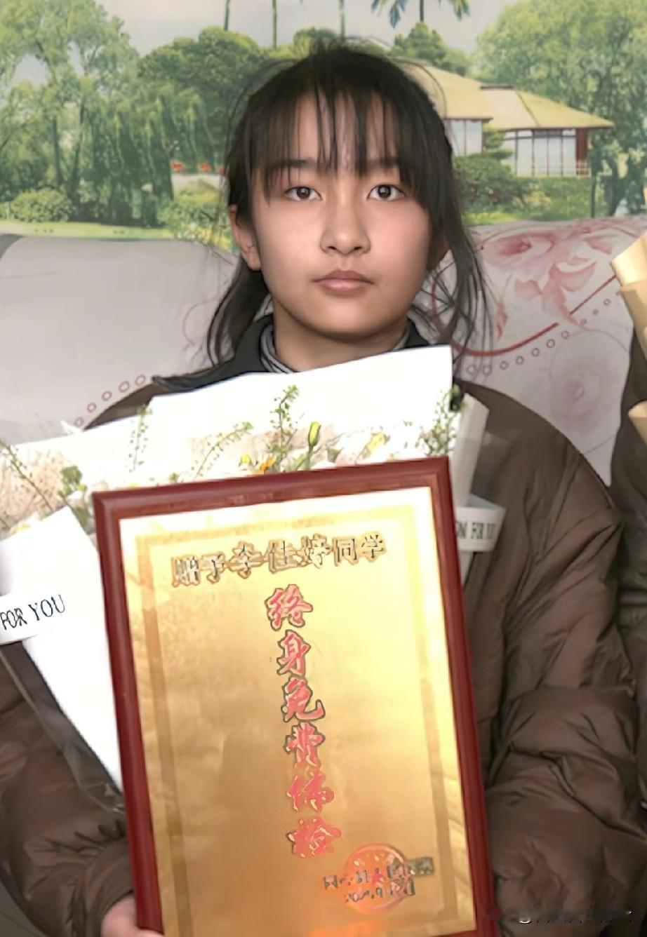 冰窟救人的13岁女孩李佳婷，最近又接受了社会各界人士的表彰，有给她送最流行的围巾