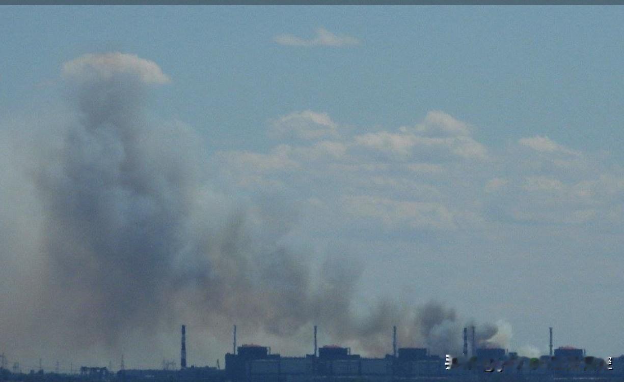 早些时候，有图片显示，扎波罗热核电站附近的埃涅尔戈达尔市（俄控区）上空升起了浓烟