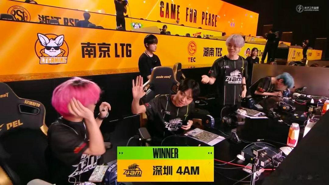 4AM吃鸡首尾呼应决赛第二日首场与收官对局4AM全都拿下胜利，首尾两局顺利吃鸡，