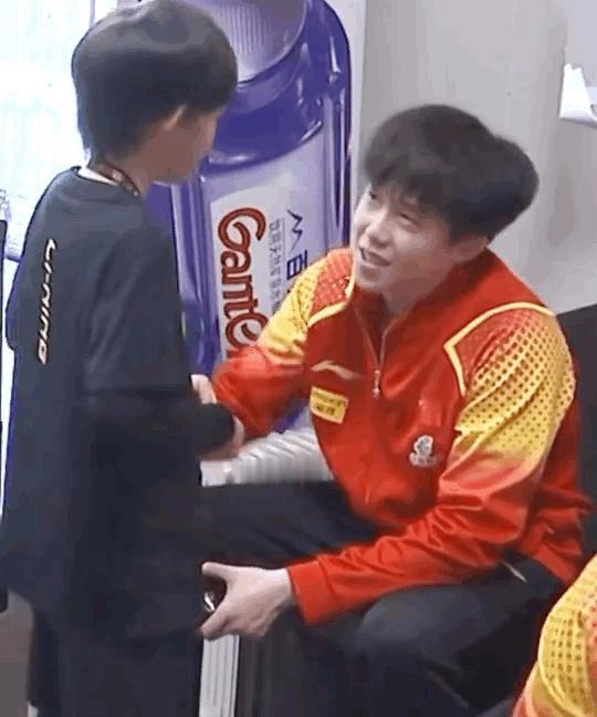 王楚钦、梁靖崑观战WTT中国大满贯马龙林诗栋决赛对决现场，马琳儿子马沐夕坐身边，