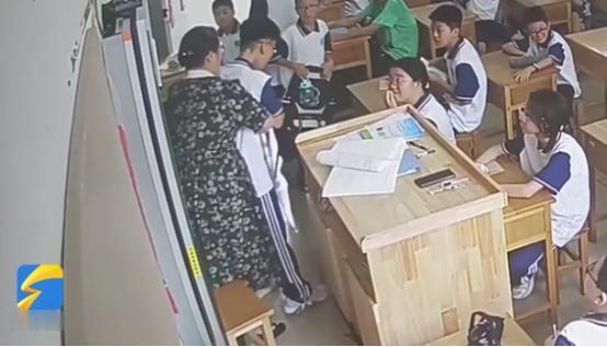 “慢一秒就是一条命！”山东日照一所中学，一名学生突然冲上讲台，涨红了脸捂着喉咙，