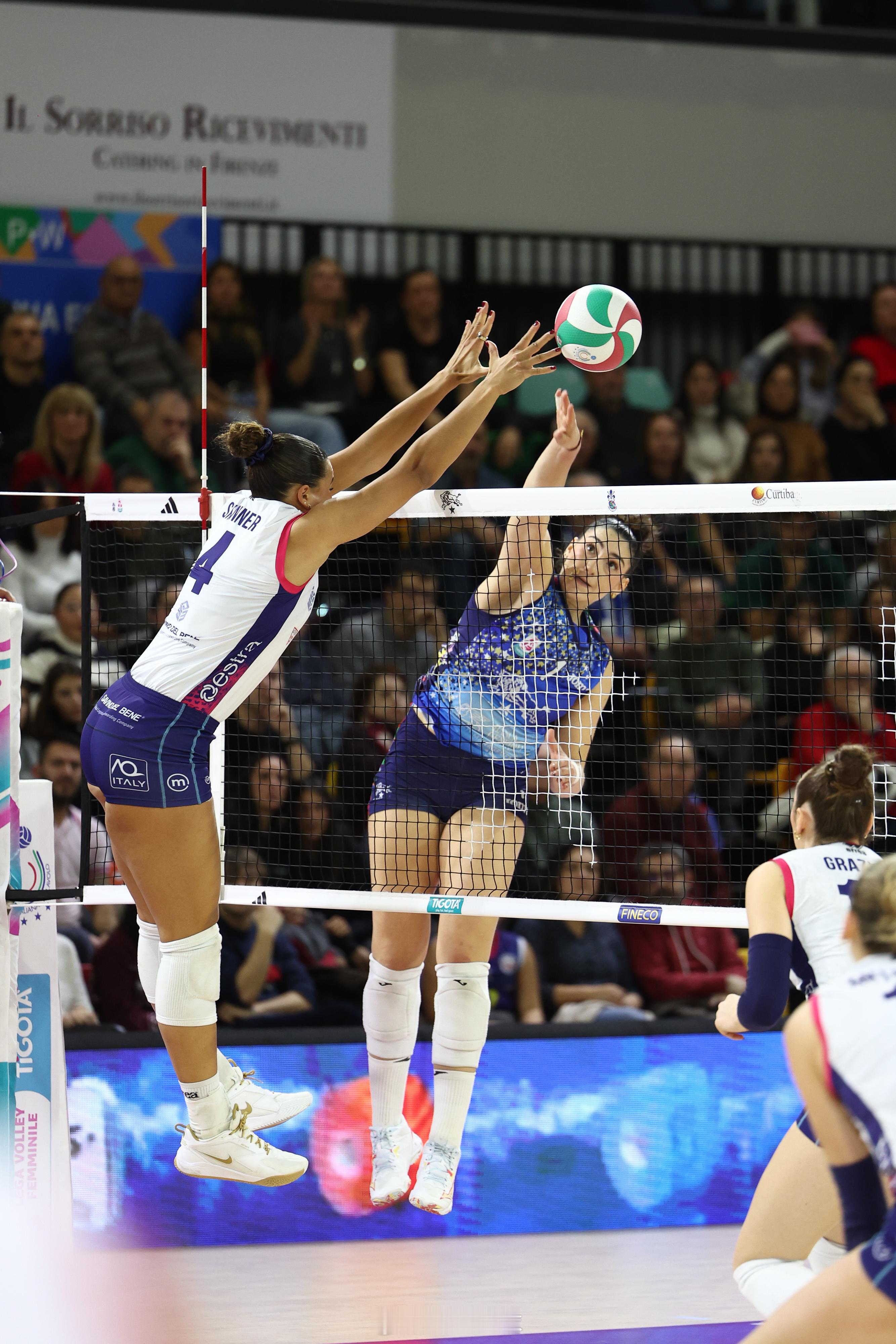 【女排意甲 斯坎迪奇3-0佛罗伦萨】常规赛第17轮，同城德比，斯坎迪奇刚刚在客场