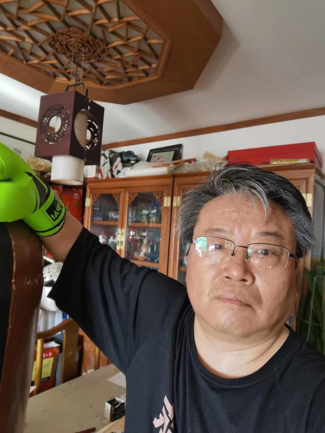 内侄开了个健身房，有一年健身房搬家，有一根拳棒没处放，又舍不得扔，就放我家了。当