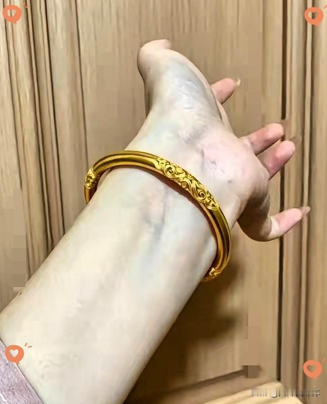 看了今天的金价，
我果断买了只金镯子。
7月30日，一只30克金镯子，随便就要2