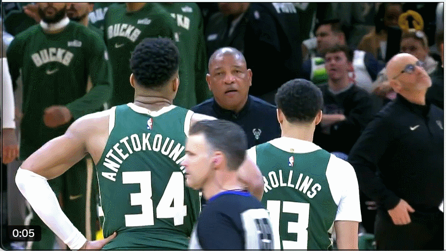 两人之间必有一人！
在今天雄鹿对阵雷霆的比赛暂停期间，雄鹿队主教练老里弗斯想跟字