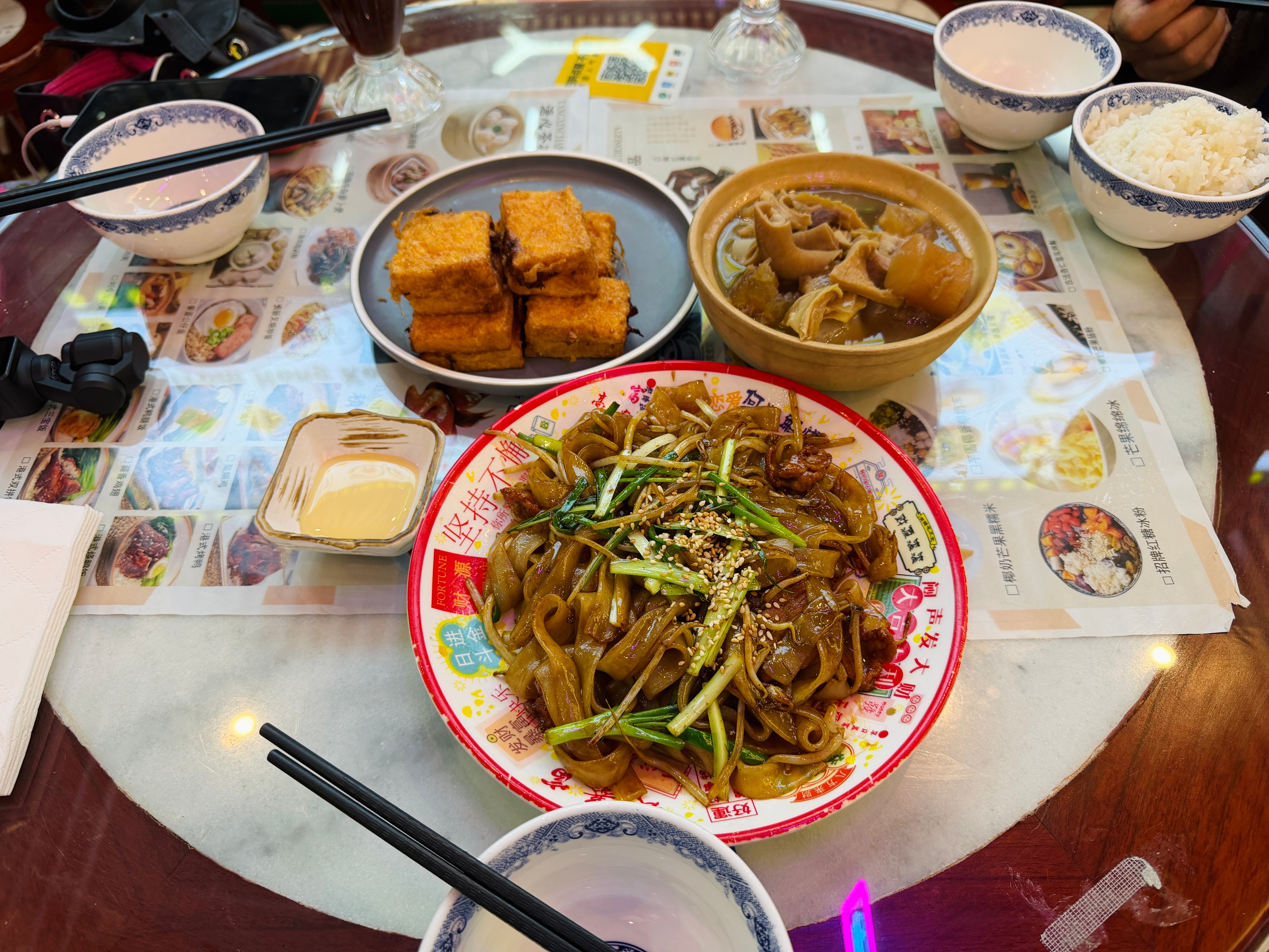 跟着朵姐天天有饭吃！！我们把这些都吃光啦，吃完饭继续干活 