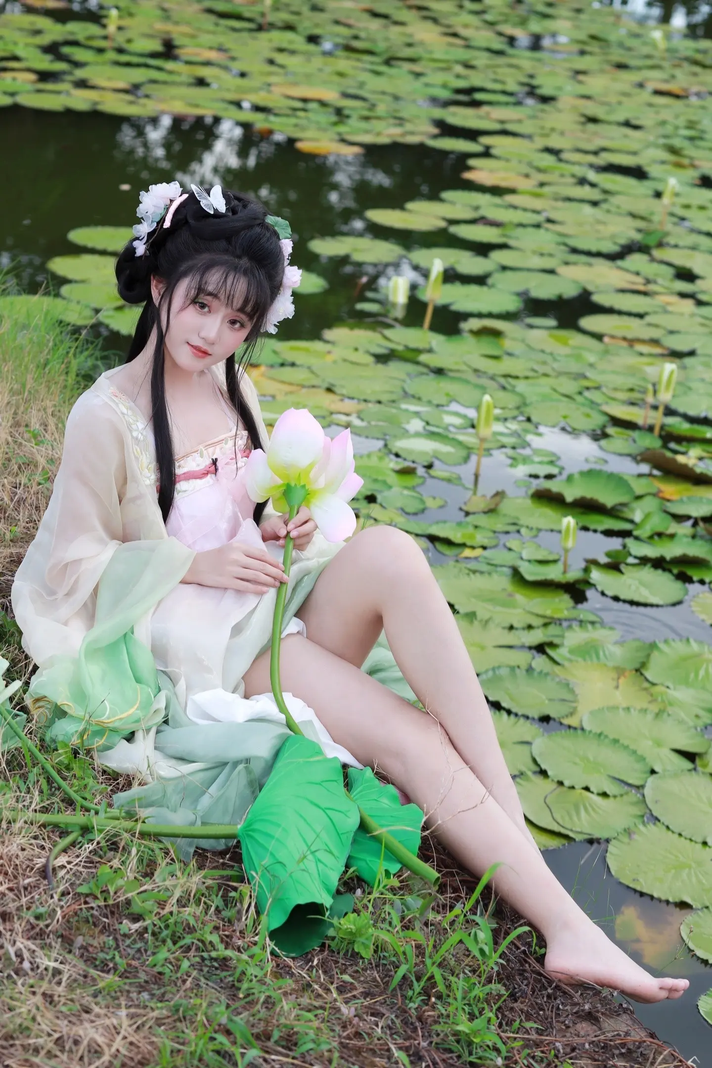 来南社古村体验一组荷花汉服。烟雨巷变装馆的妆造太绝了👍  摄影：根华