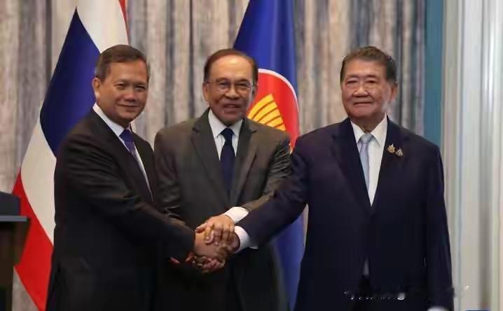 泰柬停火谈判堪称“史上最短会谈”，30分钟就光速散场！柬方原本提议把谈判地点改到