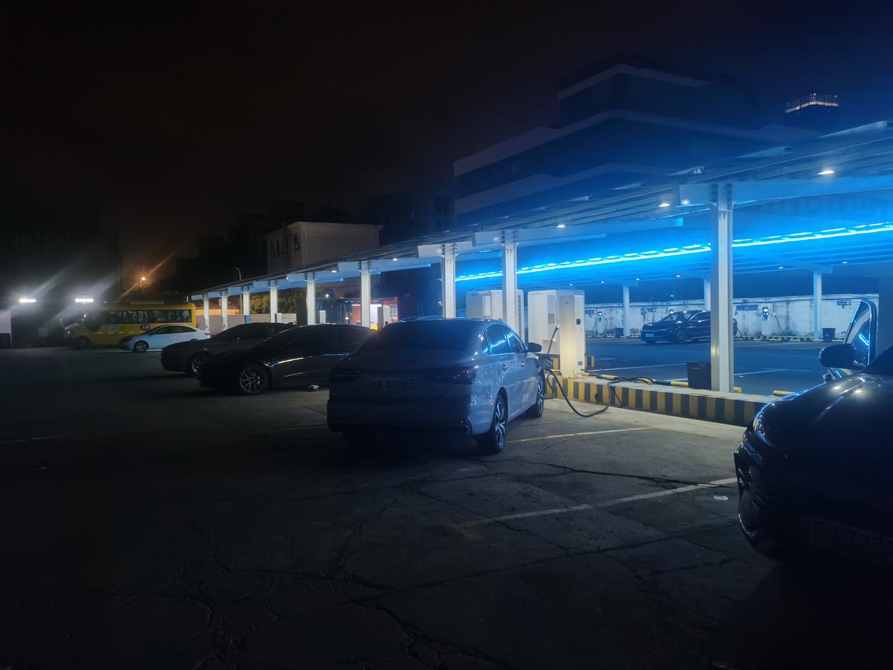 凌晨4点钟的上海充电站，早起的鸟儿和晚睡的鸟儿都在捉虫子了，你几点起床？上海充电